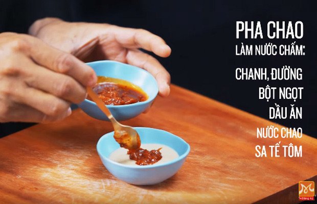 Bát nước chấm chao đặc trưng cho món lẩu vịt lá tía tô, với các gia vị được trộn đều hấp dẫn