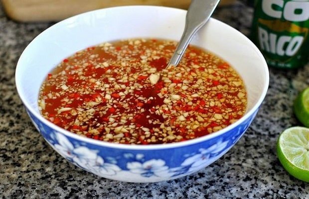 Bát nước chấm chua ngọt cay nồng đặc trưng cho bánh ép Huế