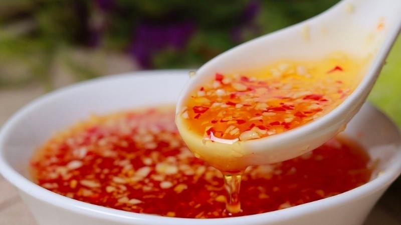 Bát nước mắm chua ngọt ăn bánh xèo truyền thống