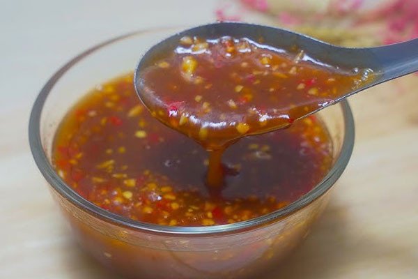 Bát nước mắm me chua cay sánh mịn, đậm đà, là nước chấm hoàn hảo cho món lươn chiên giòn