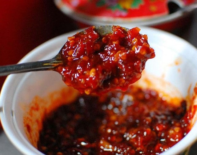 bát ớt chưng đỏ tươi sánh mịn ăn kèm bún ốc