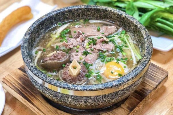 Bí Quyết Nấu Phở Bò Bát Đá Thơm Ngon Chuẩn Vị Bát phở bò bát đá nghi ngút khói với các loại thịt bò tươi ngon