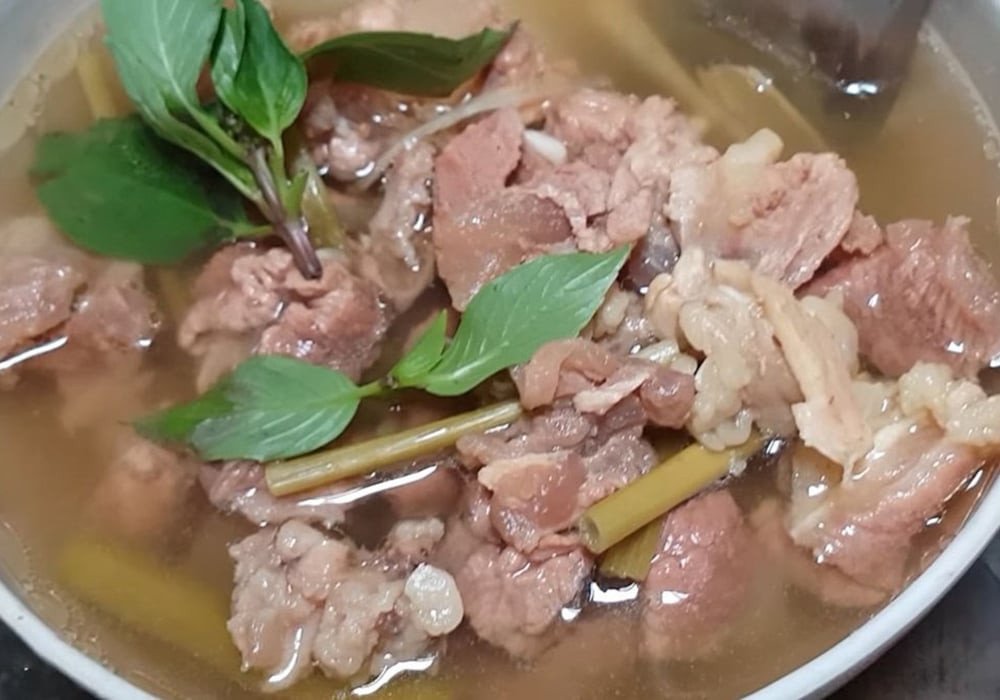 Bát phở gầu bò Mỹ nghi ngút khói với những lát gầu bò thái mỏng và hành lá