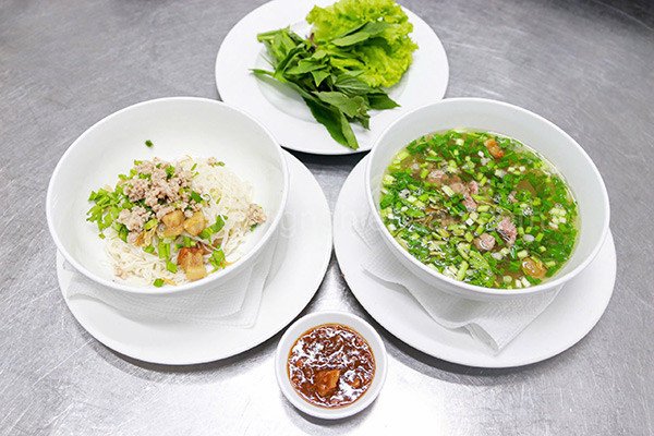 bát phở khô Gia Lai hai tô hoàn chỉnh thơm ngon