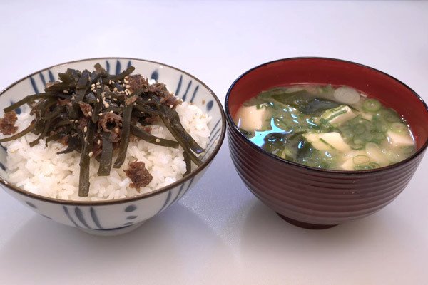 Bát súp miso đậu phụ và rong biển ăn kèm cơm trắng truyền thống Nhật Bản