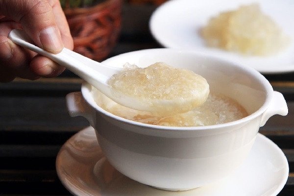 Bát yến chưng đường phèn trong veo, đơn giản nhưng giữ trọn vẹn hương vị và dưỡng chất quý giá của tổ yến