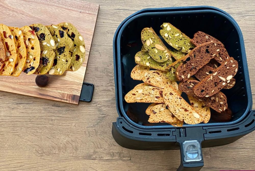 Bày bánh biscotti đã nướng ra đĩa để nguội