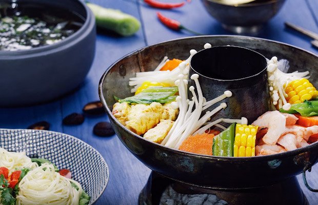 Bày biện và thưởng thức món lẩu hải sản chay thơm ngon