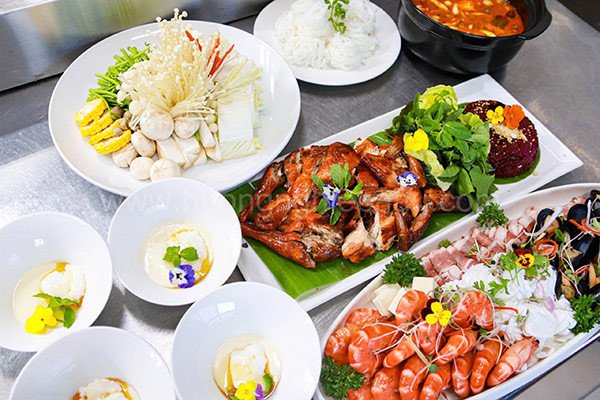 Bày trí món ăn đãi tiệc hấp dẫn trên bàn
