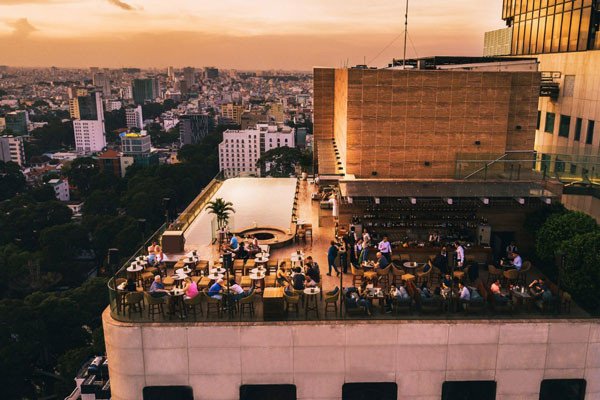 Bể bơi vô cực và quầy bar tầng thượng của The Social Club Lounge tại Hotel des Arts Saigon