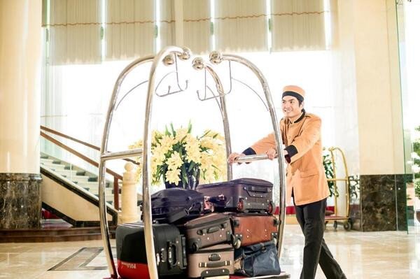 Bellman đang hỗ trợ khách hàng di chuyển hành lý