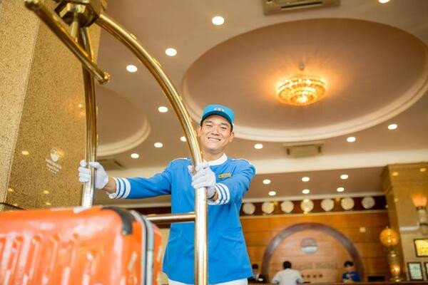 Bellman hỗ trợ khách mang hành lý vào khách sạn