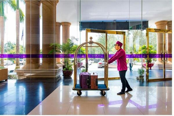 Bellman sắp xếp hành lý của khách đoàn tại sảnh khách sạn