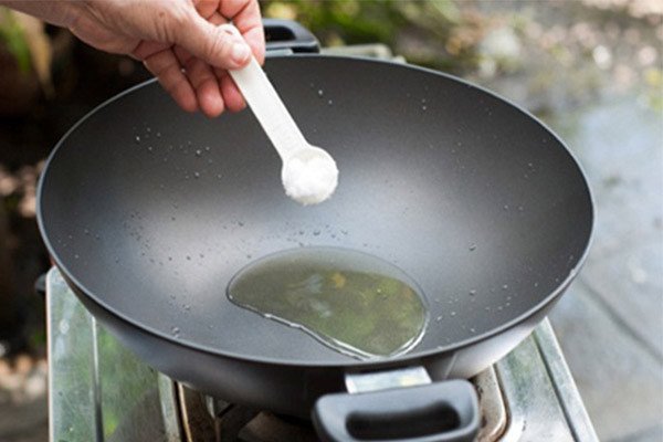 Bí quyết chiên cá vàng giòn không dính chảo với muối