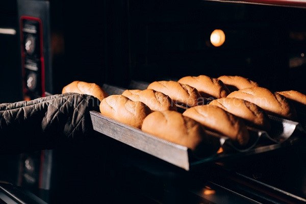 Bí quyết nhào bột tạo vỏ bánh mì Việt Nam giòn ngon