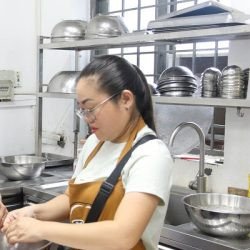 Bí quyết pha nước chấm chua ngọt ăn kèm bún sườn heo