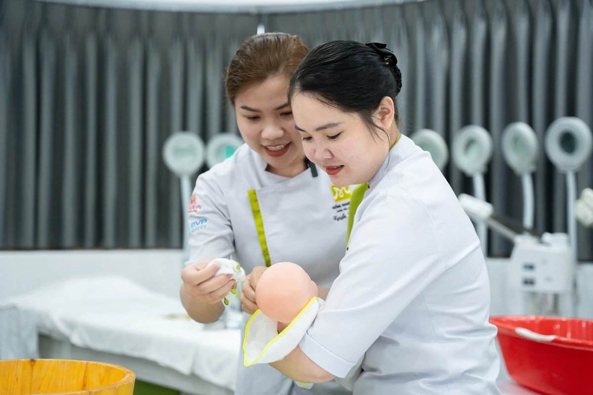 Bí quyết tắm và chăm sóc bé sơ sinh an toàn hiệu quả