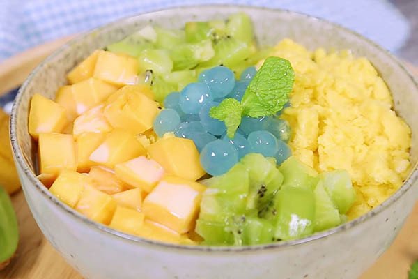 Bingsu xoài mát lạnh với kem tuyết xoài mịn màng và topping đa dạng, tan chảy trên đầu lưỡi.