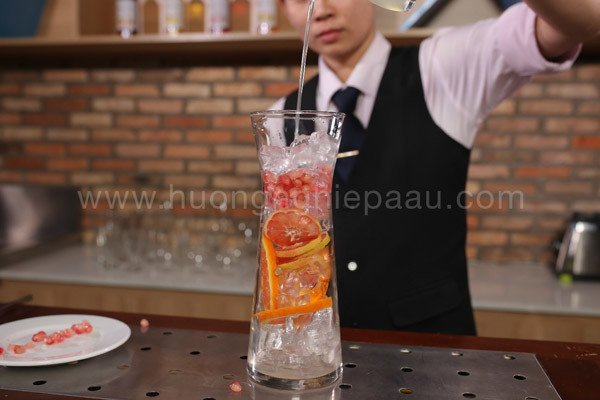 Bình nước detox cam lựu tươi mát đang được ngâm