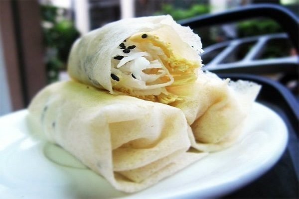 Bò bía ngọt cuốn chặt với vỏ bánh dai mềm, dừa tươi, mạch nha và mè đen