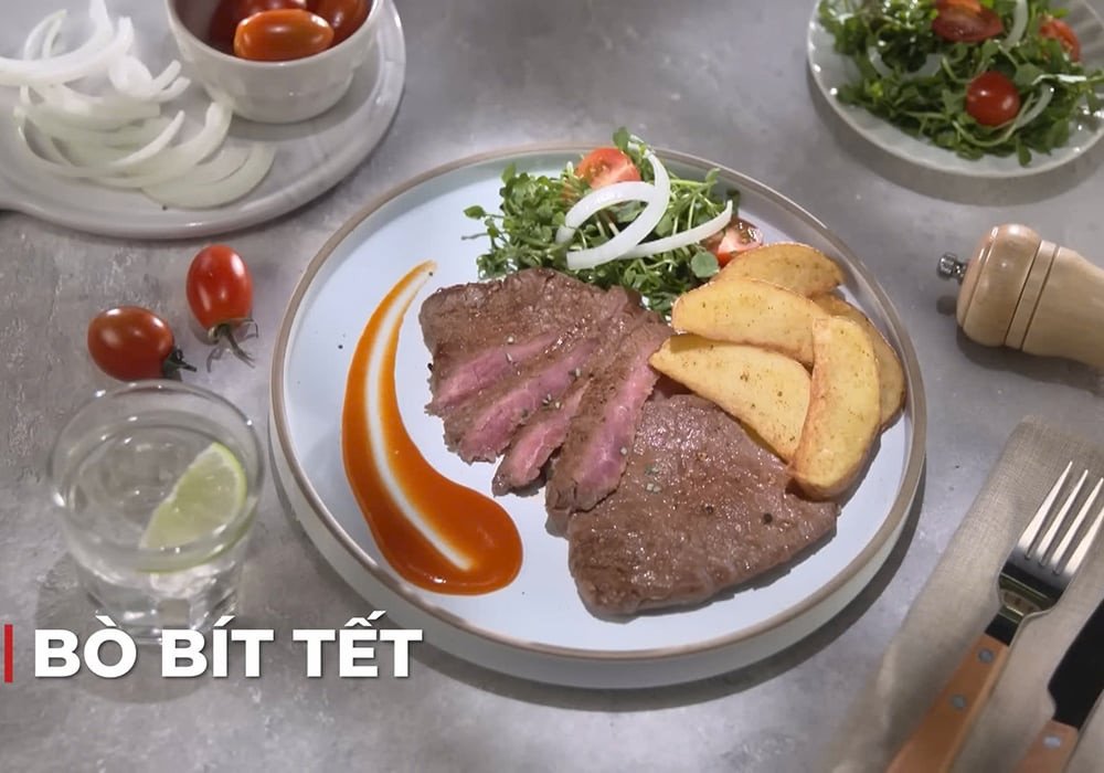Bò bít tết kiểu Pháp ăn kèm khoai tây và rau củ, trang trí tinh tế