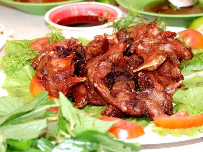 Bồ câu nướng mật ong chặt thành miếng vừa ăn sau khi chế biến