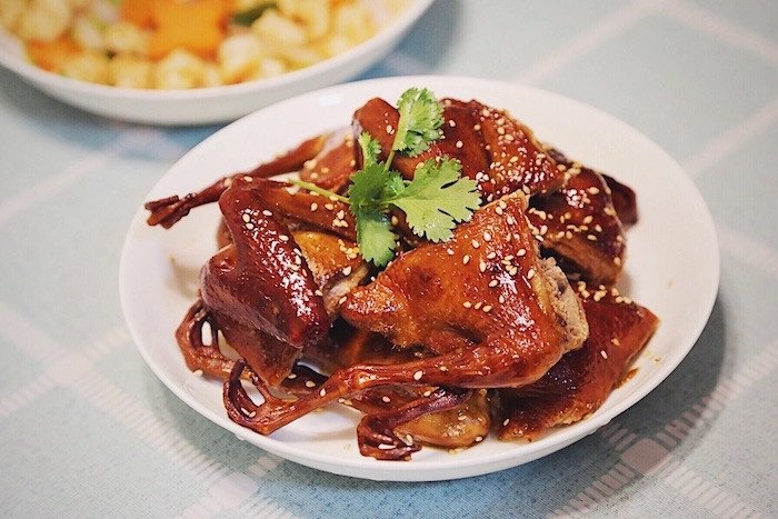 Bồ câu nướng mật ong sau khi hoàn thành với màu vàng óng đẹp mắt
