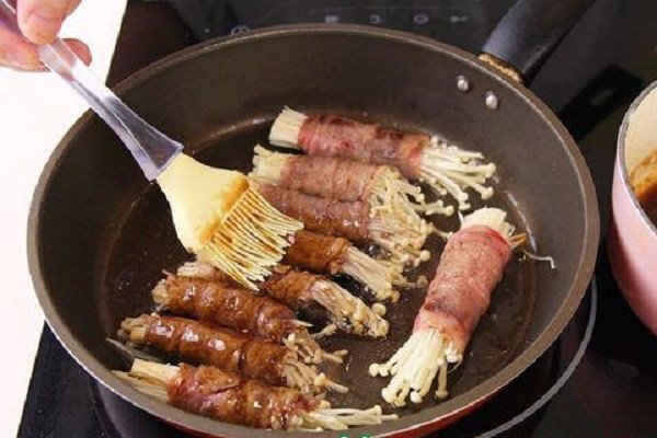 Bò cuộn nấm kim châm rán vàng óng hấp dẫn