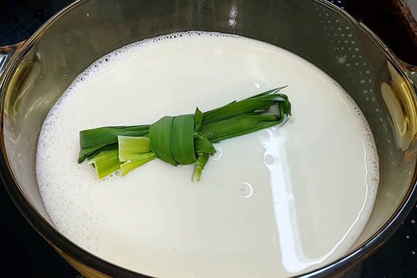 Bó lá dứa tươi xanh dùng để tạo hương thơm tự nhiên cho sữa đậu nành