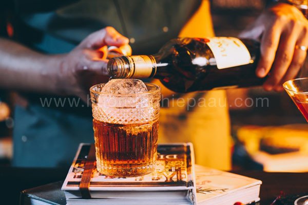 Bộ sưu tập các chai rượu mạnh như Gin, Vodka, Whiskey, Rum, Brandy được sử dụng làm rượu nền để pha chế cocktail