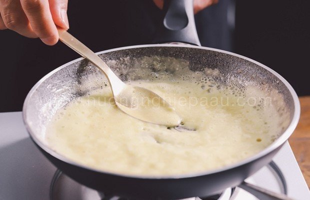 Bơ và bột mì làm sánh sốt