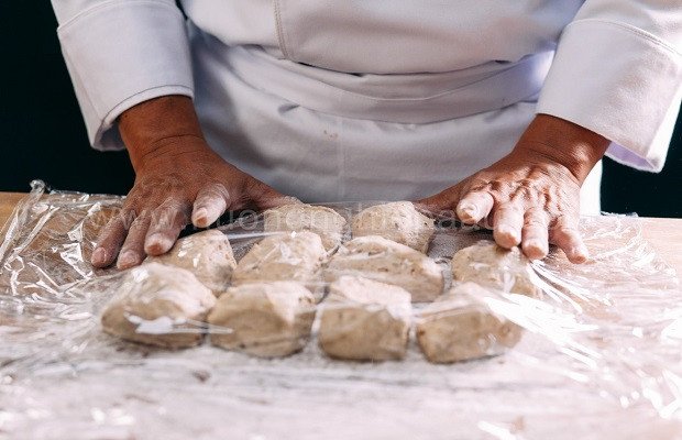Bọc kín bột bằng màng bọc thực phẩm để ủ