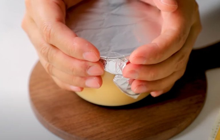 Bọc kín cốc bánh flan bằng giấy bạc