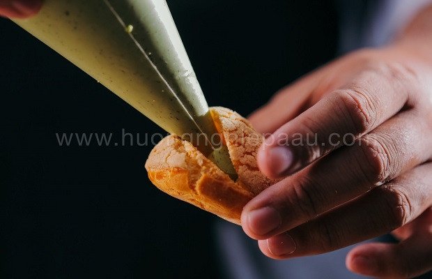 Bơm nhân kem trà xanh mịn mượt vào vỏ bánh su đã nướng