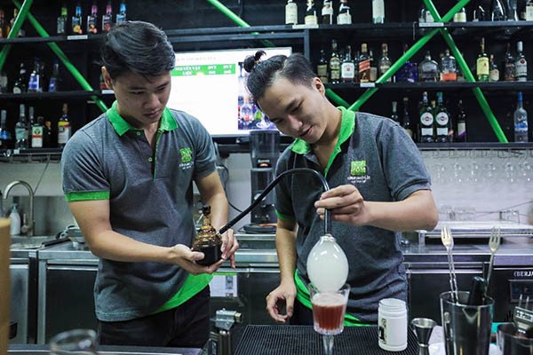 Bóng khói giúp Cinnamon Smoked Tea Cocktail thêm phần độc đáo
