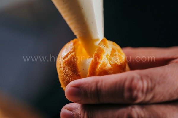 Bóp nhân vào bánh su kem