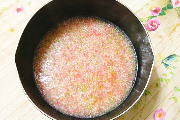 Bột báng trắng trong được ngâm mềm trong nước, một nguyên liệu quan trọng cho món bánh chuối hấp bột năng dẻo dai.