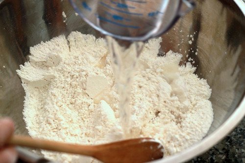 Cách Làm Bánh Bèo Xứ Huế Ngon Chuẩn Vị Gia Đình Bột bánh bèo đang được khuấy đều trong tô lớn để chuẩn bị hấp