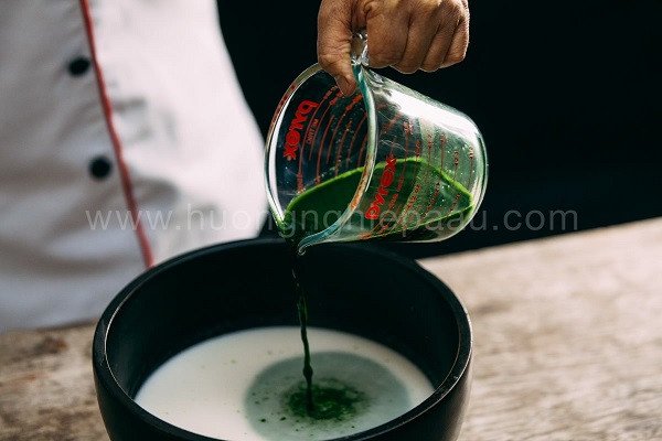 Bột bánh bèo ngọt màu xanh lá dứa đang được khuấy đều trong tô lớn, sẵn sàng cho công đoạn hấp.
