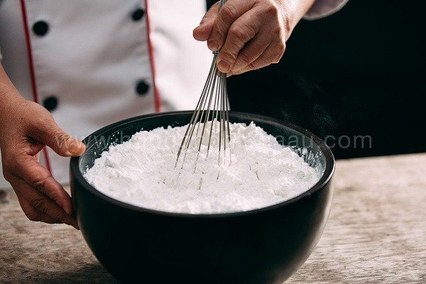 Bột bánh ít nhân dừa được nhào trộn đều tay