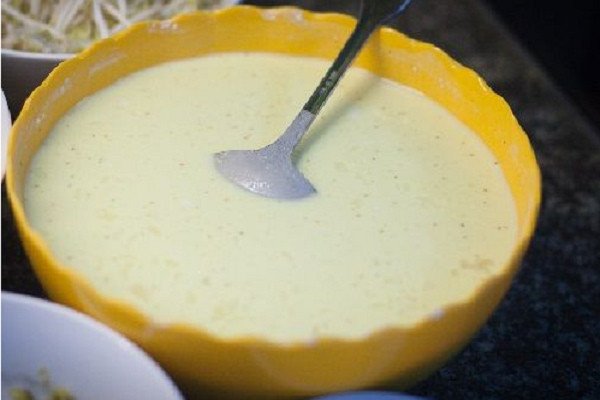 Bột bánh khọt miền Nam đã pha chế sẵn sàng để đổ
