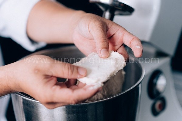 Bột bánh mì ngọt đạt chuẩn sau khi nhào và kéo màng