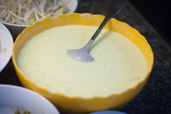 Bột bánh xèo chay đã pha sẵn với hành lá và nước cốt dừa