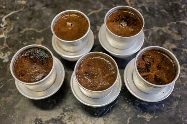 Bột cà phê phin đã nở đều sau khi ủ nước nóng