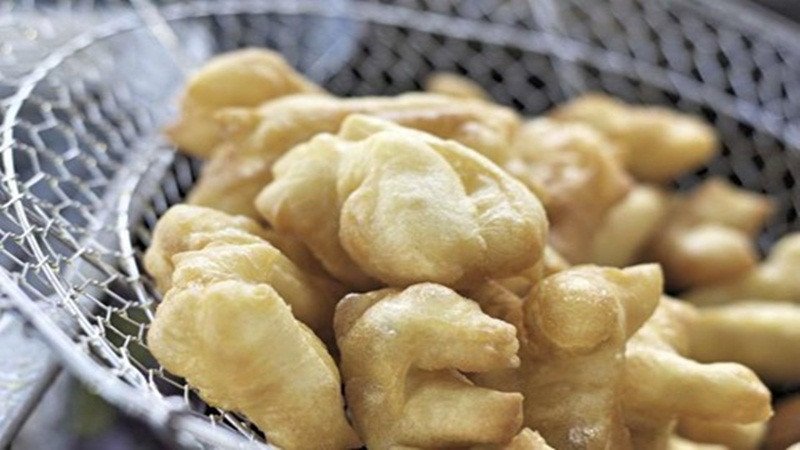 bột chiên giòn làm món ăn vàng ruộm