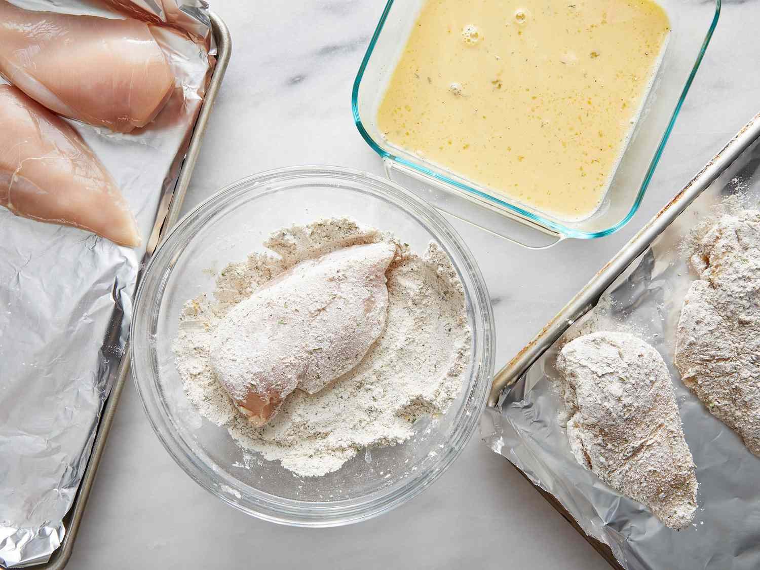 Bột chiên giòn pha nước chuẩn bị chiên, tạo lớp áo vàng óng, xốp giòn