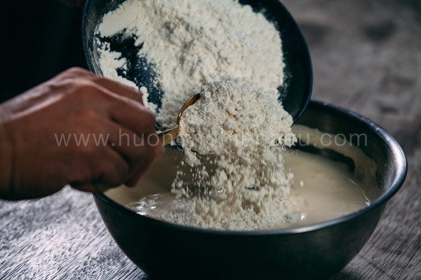 Bột gạo trắng mịn dùng để chế biến các món bánh truyền thống Việt Nam