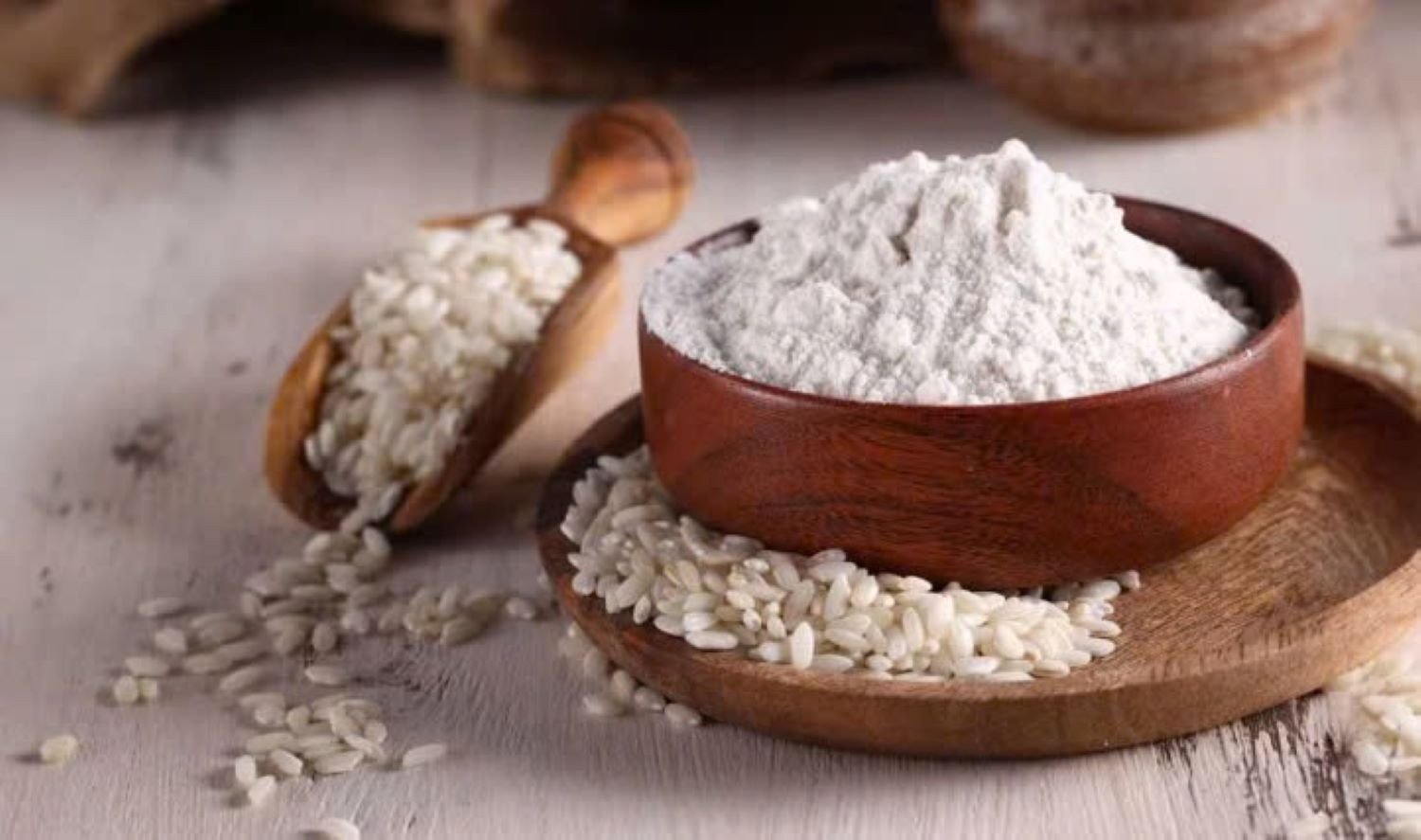 Bột gạo trắng mịn trong tô, biểu tượng cho nguyên liệu chính làm nên nhiều món ăn truyền thống Việt Nam