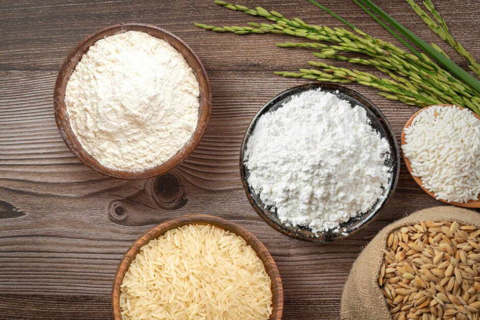 Bột gạo và bột mì với kết cấu và màu sắc khác nhau trên đĩa, minh họa sự đa dạng của hai loại nguyên liệu làm bánh này