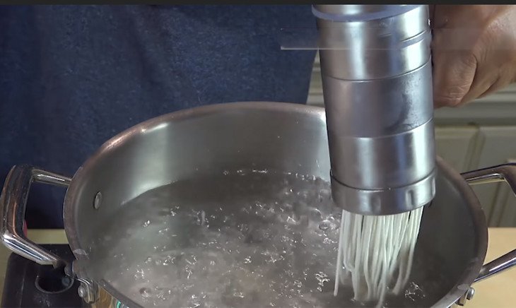 Bột gạo và các nguyên liệu chuẩn bị làm bún tại nhà